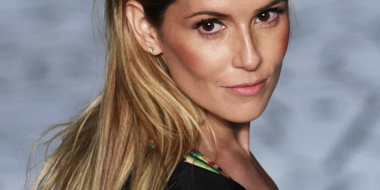 A beleza dos 40. Deborah Secco assume sardas e aparece sem maquiagem A beleza dos 40. Deborah Secco assume sardas e aparece sem maquiagem