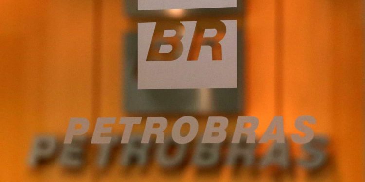 Petrobras tem 267 trabalhadores com o novo coronavírus Petrobras tem 267 trabalhadores com o novo coronavírus