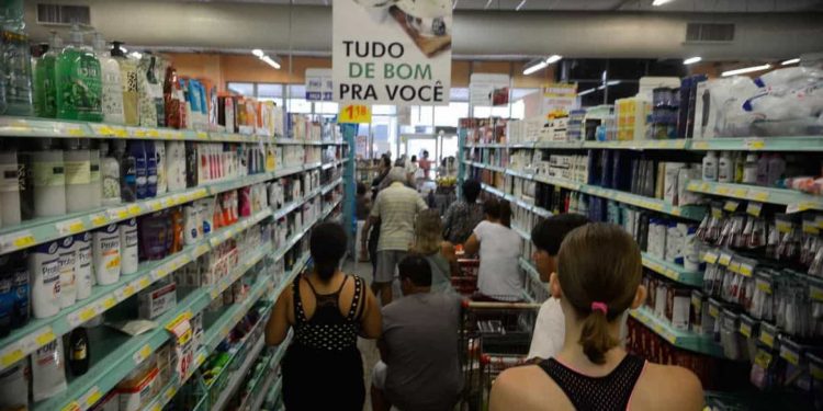 Inflação para famílias com renda mais baixa é maior que a oficial Inflação para famílias com renda mais baixa é maior que a oficial