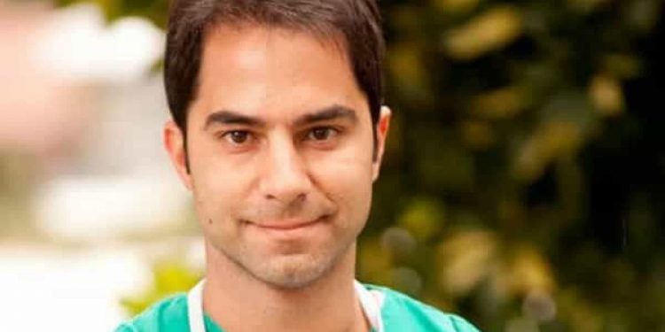 De volta ao Brasil, médico detido no Egito chora e diz que foi infantil e infeliz De volta ao Brasil, médico detido no Egito chora e diz que foi infantil e infeliz