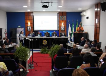 Em noite badalada, primeira mulher presidente assume Câmara de Nobres