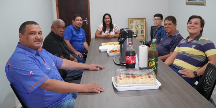 Em Nobres, no Legislativo, profissionais da imprensa são cumprimentados Em Nobres, no Legislativo, profissionais da imprensa são cumprimentados