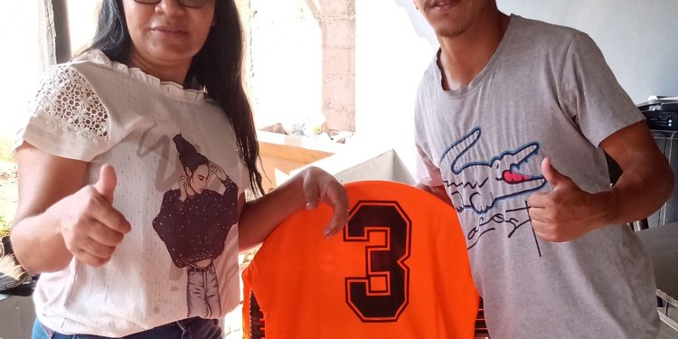 Deputado Paulo Araújo consegue uniforme para equipe de futebol de Nobres Deputado Paulo Araújo consegue uniforme para equipe de futebol de Nobres