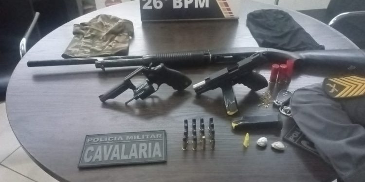 PM resgata homem mantido refém e detém quatro suspeitos do crime