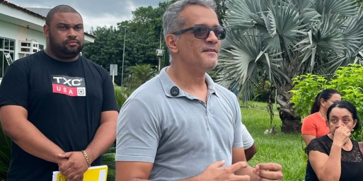 Em Rosário Oeste, Secretário de Educação dialoga com profissionais da área durante paralisação Em Rosário Oeste, Secretário de Educação dialoga com profissionais da área durante paralisação