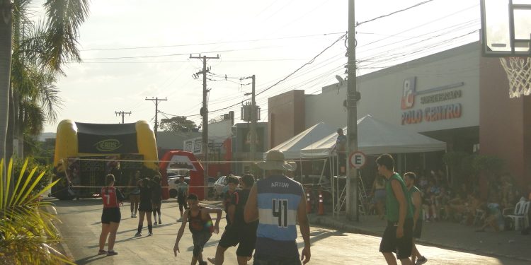 Gincana Esportiva e Cultural sob a marca Polo Centro reúne centenas de crianças, adolescentes e adultos em atividades esportivas de rua