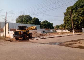Administração Municipal atende solicitação de comunitários e prédio velho é demolido