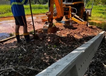 ESAN vive “inferno astral”. Implantação de poste de energia elétrica perfura rede