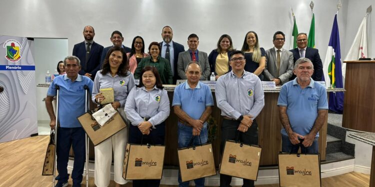 Servidores do Legislativo recebem reconhecimento da Mesa diretora e dos demais parlamentares Servidores do Legislativo recebem reconhecimento da Mesa diretora e dos demais parlamentares