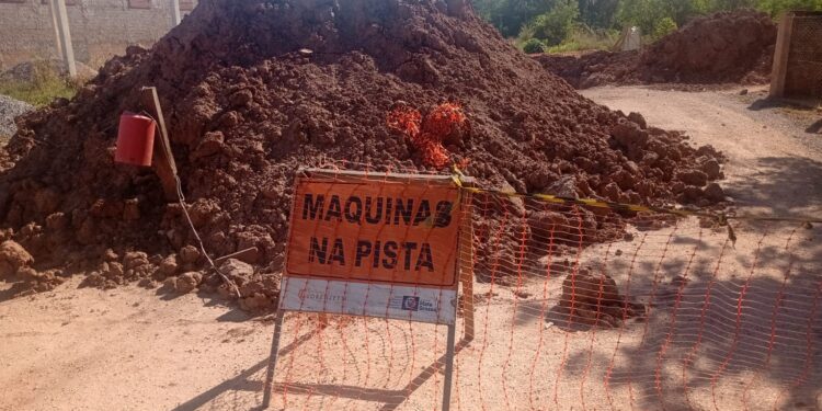 Até as próximas chuvas: obras paralisadas no Bairro Ponte de Ferro
